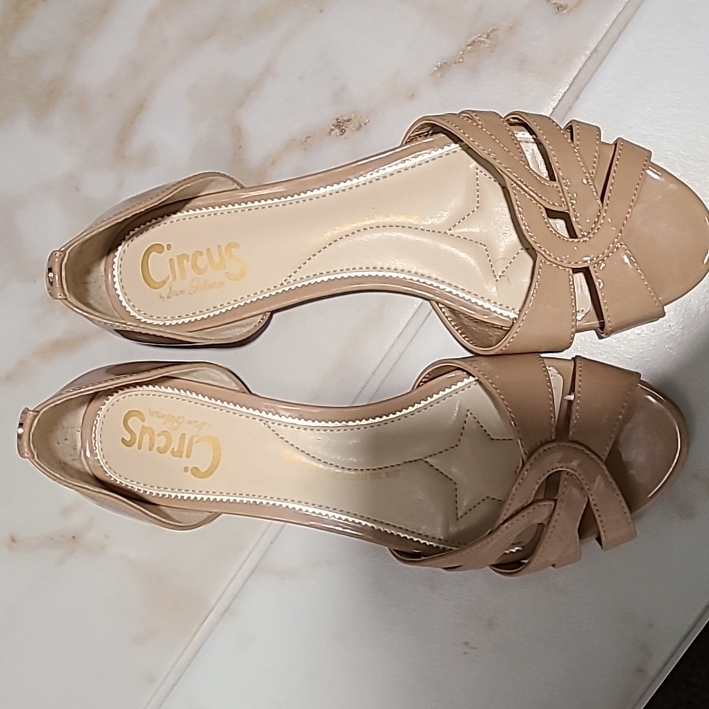 Beige/Tan open toe flats 7.5